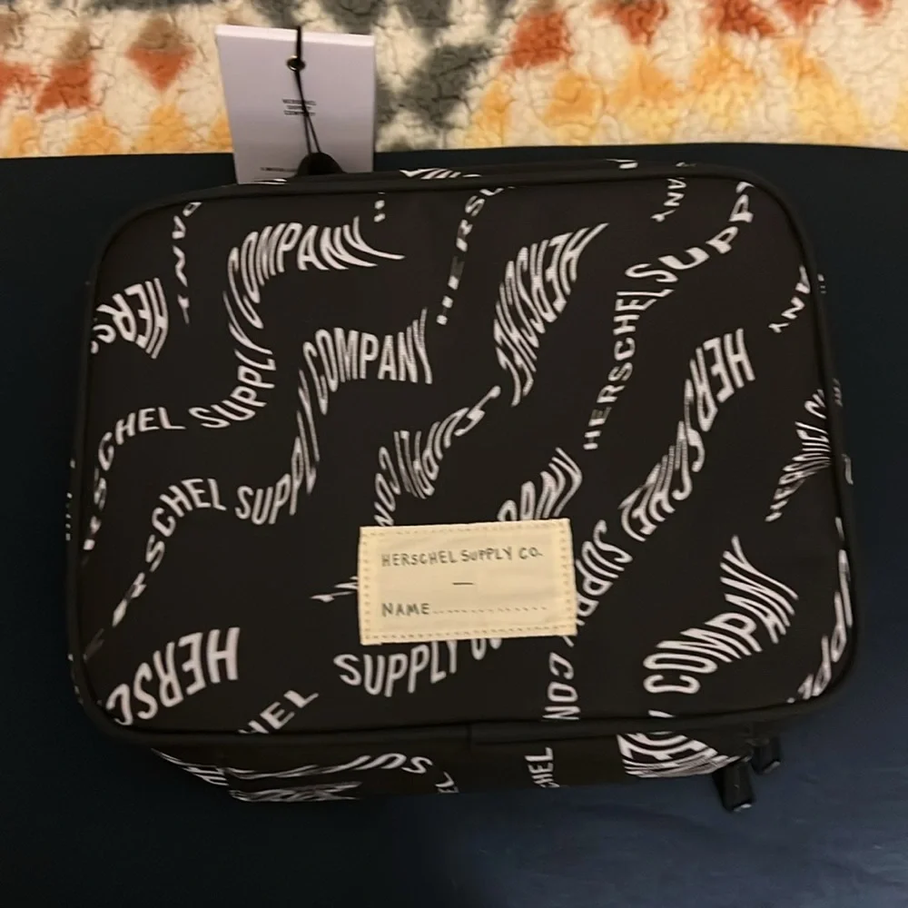 Herschel Kids Pop Quiz Lunch Box warp/black. NWT